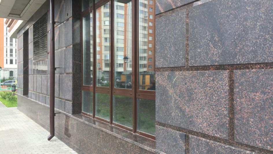 loshchenye i polirovannye grantnye plity na fasade